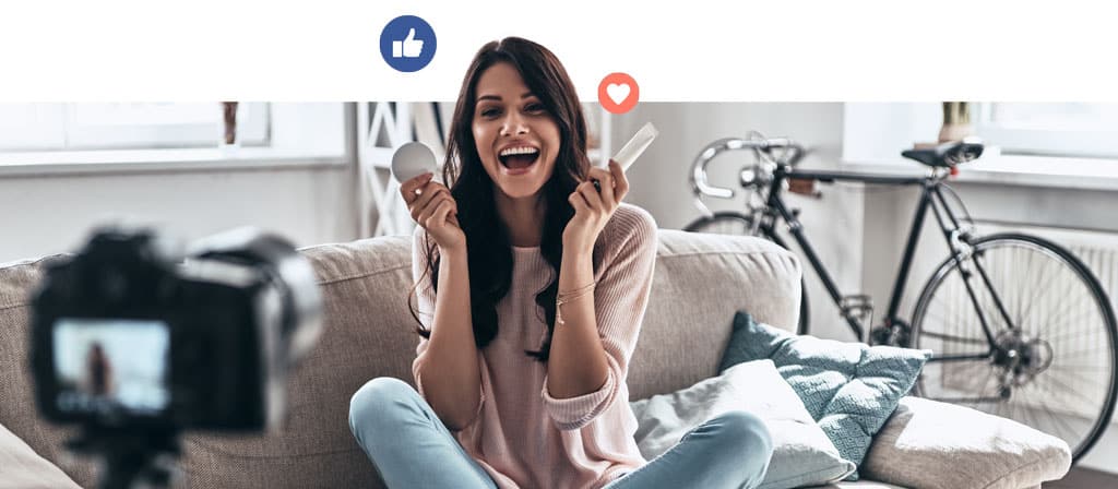 Client évaluant un produit